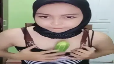 Cewek Jilbab Cantik Live Colmek Pakai Timun Gede