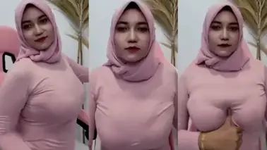 Cewek tetek gede pamer body di live bikin ngiler